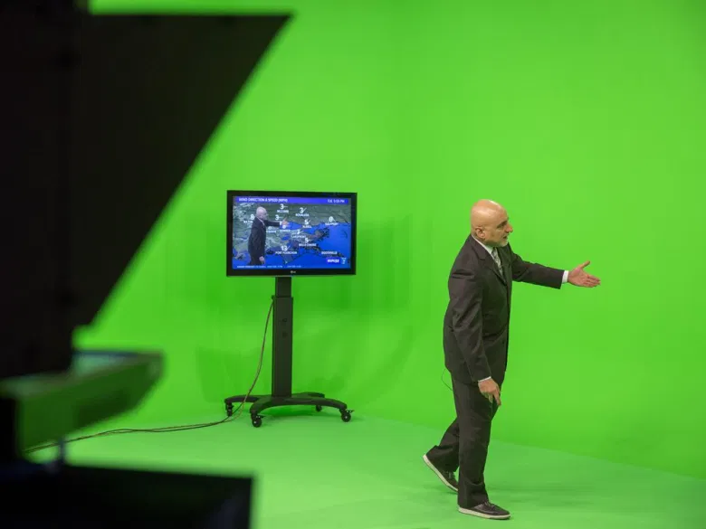 Los términos pantalla verde, pantalla azul, croma y clave de color se refieren a lo mismo: es una técnica de postproducción que consiste en superponer dos imágenes o secuencias de vídeo sobre la base de la gama cromática.